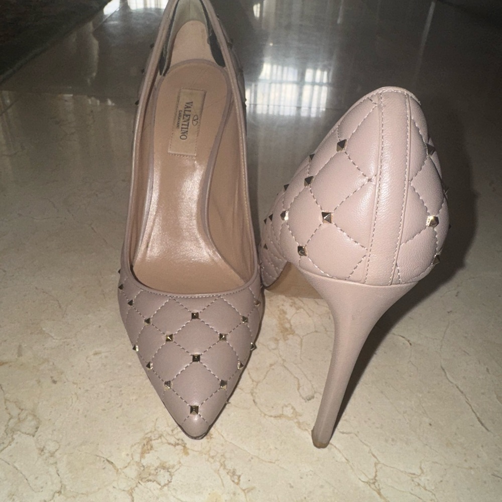 Valentino Garavani Cream Heels with Pointed Toe and Stiletto Heel